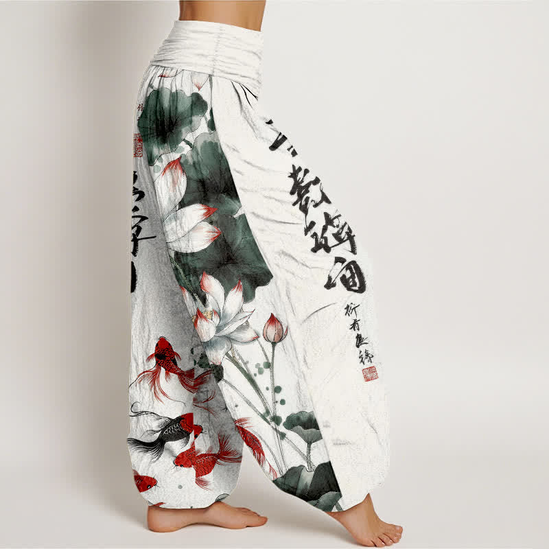 Buddha Stones Pantaloni harem da donna in cotone con elastico in vita e motivo a calligrafia di pesci koi rossi e loto rosso. - image 2