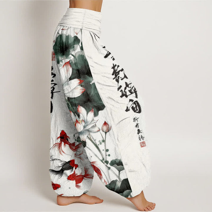 Buddha Stones Pantaloni harem da donna in cotone con elastico in vita e motivo a calligrafia di pesci koi rossi e loto rosso. - image 2