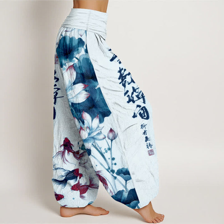 Buddha Stones Pantaloni harem da donna in cotone con elastico in vita e motivo a calligrafia di pesci koi rossi e loto rosso. - image 7