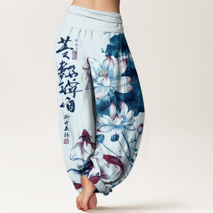 Buddha Stones Pantaloni harem da donna in cotone con elastico in vita e motivo a calligrafia di pesci koi rossi e loto rosso. - image 6