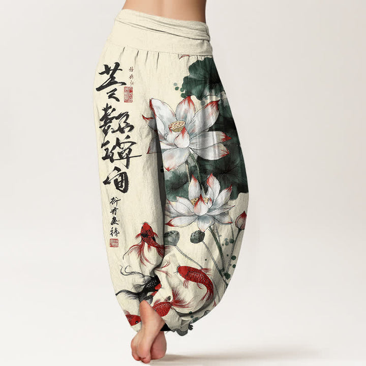 Buddha Stones Pantaloni harem da donna in cotone con elastico in vita e motivo a calligrafia di pesci koi rossi e loto rosso. - image 9