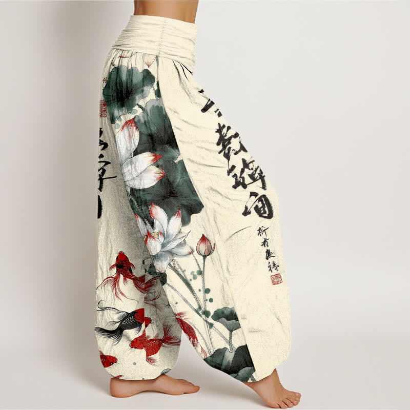 Buddha Stones Pantaloni harem da donna in cotone con elastico in vita e motivo a calligrafia di pesci koi rossi e loto rosso. - image 10