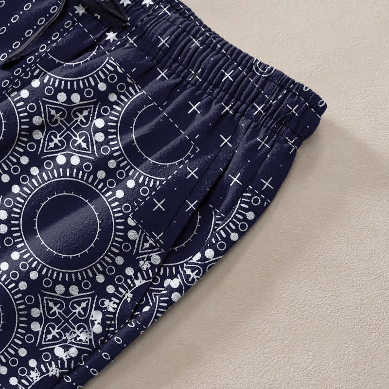 Buddha Stones Pantaloni da uomo affusolati in cotone con motivo bandana bohémien e tasche. - image 2