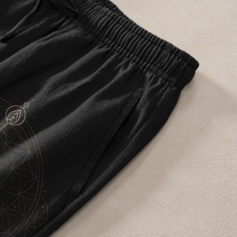 Buddha Stones Pantaloni da uomo affusolati in cotone con motivo mandala a loto e tasche. - image 2
