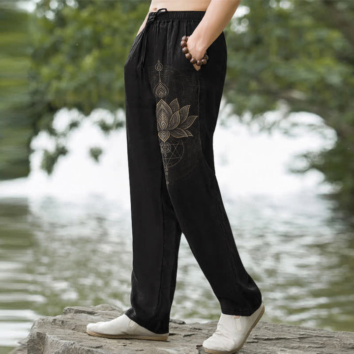 Buddha Stones Pantaloni da uomo affusolati in cotone con motivo mandala a loto e tasche. - image 1