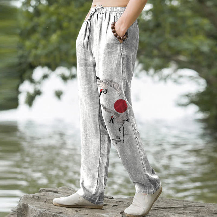 Buddha Stones Pantaloni da uomo affusolati in cotone con motivo a gru e sole rossi e tasche. - image 1