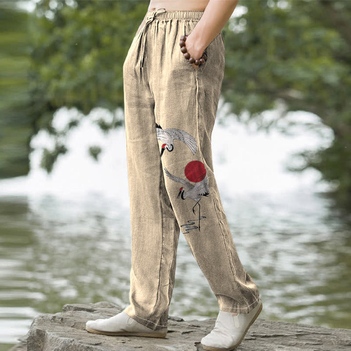 Buddha Stones Pantaloni da uomo affusolati in cotone con motivo a gru e sole rossi e tasche. - image 5