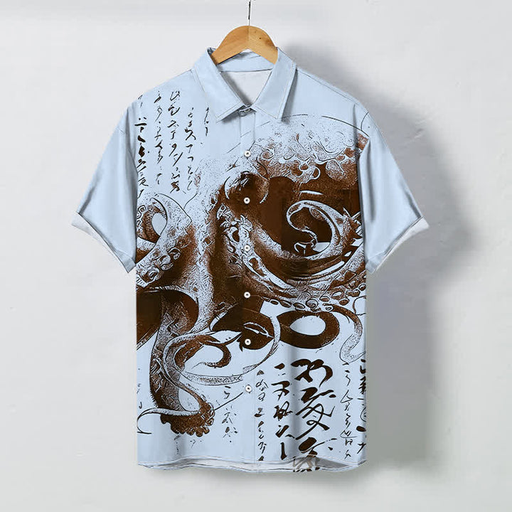 Buddha Stones Camicia da uomo a maniche corte con bottoni a fantasia calligrafica di polpo giapponese, resistente alle pieghe. - Azzurro chiaro - US/UK/AU48, EU58 (4XL) - image 3