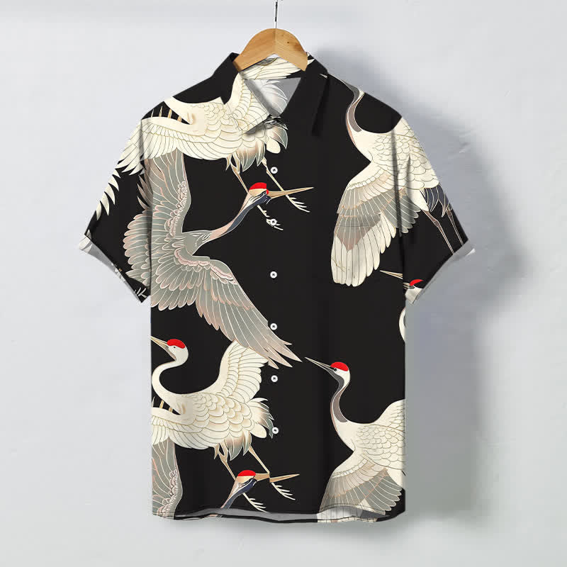Buddha Stones Camicia da uomo a maniche corte con bottoni a fantasia di gru dalla corona rossa in volo, resistente alle pieghe. - Nero - US/UK/AU48, EU58 (4XL) - image 0
