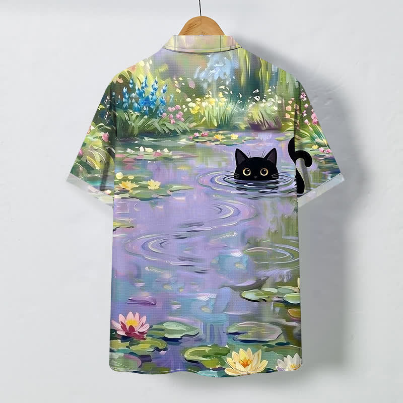 Buddha Stones Camicia da uomo a maniche corte traspirante con bottoni e motivo gatto nero e ninfea. - image 1
