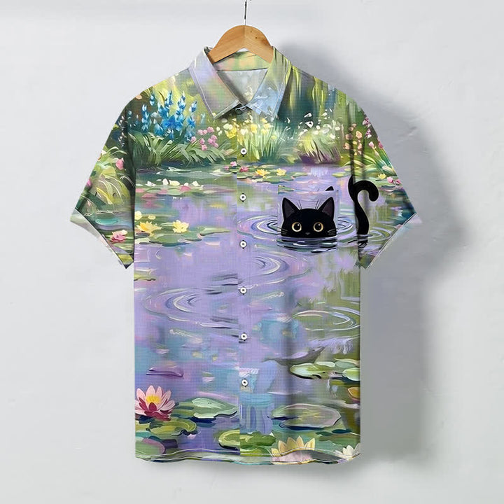 Buddha Stones Camicia da uomo a maniche corte traspirante con bottoni e motivo gatto nero e ninfea. - Lavanda - US/UK/AU48, EU58 (4XL) - image 0