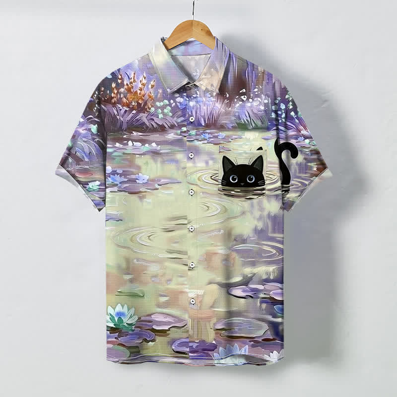 Buddha Stones Camicia da uomo a maniche corte traspirante con bottoni e motivo gatto nero e ninfea. - image 3