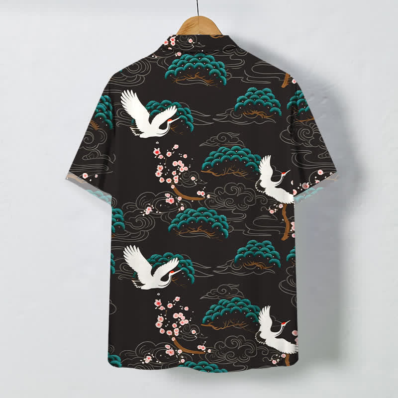Buddha Stones Camicia da uomo a maniche corte traspirante con bottoni e motivo a nuvole e fiori di pino, con stampa gru. - image 1