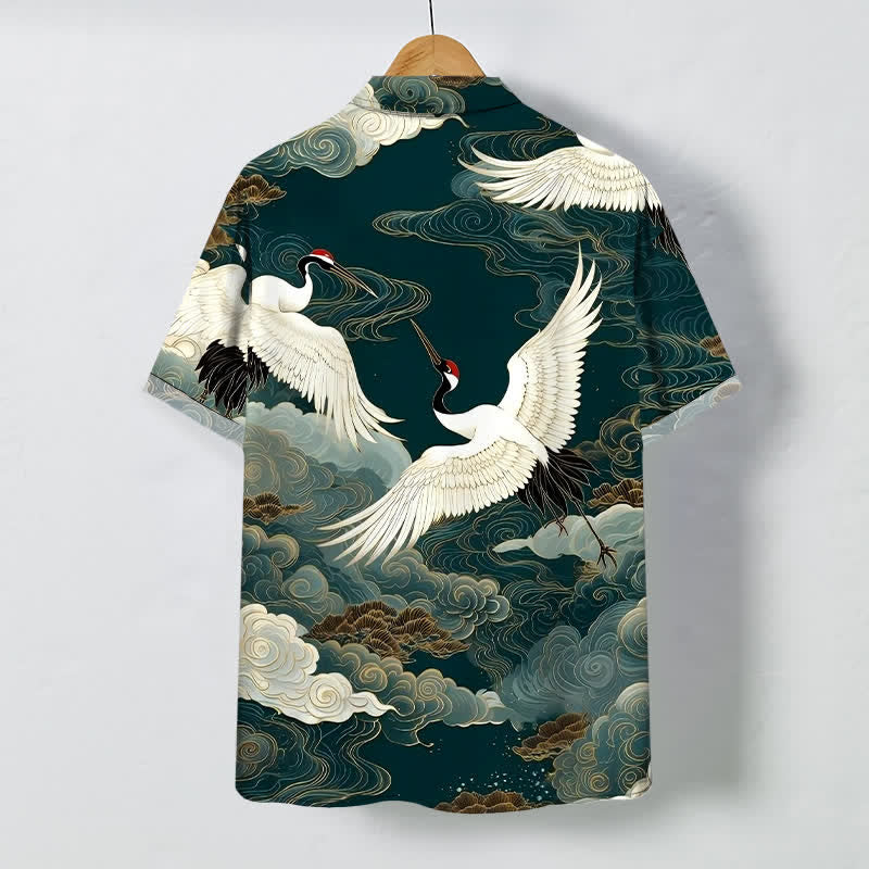 Buddha Stones Camicia da uomo a maniche corte con motivo gru dalla corona rossa in volo e nuvole di buon auspicio, bottoni resistenti alle pieghe. - image 1