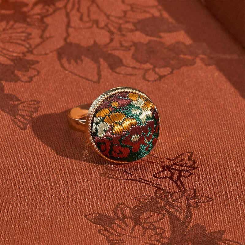 Buddha Stones Anello rotondo elegante con ricamo in broccato Song - Verde scuro (stessa tonalità di colore, motivo variabile) - image 0