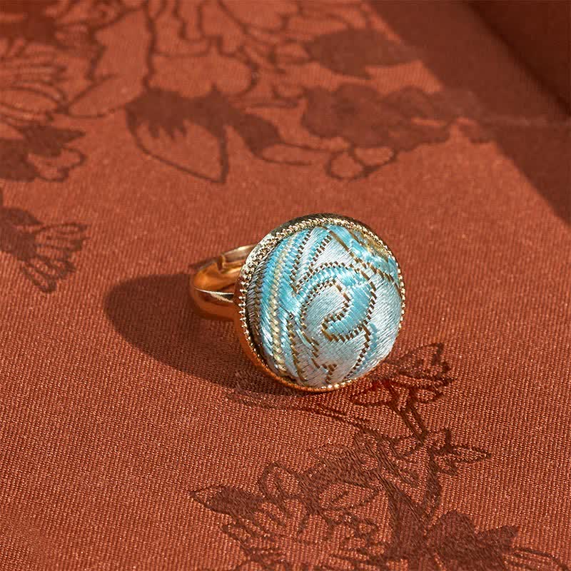 Buddha Stones Anello rotondo elegante con ricamo in broccato Song - Azzurro chiaro (stessa tonalità di colore, fantasia variabile) - image 6