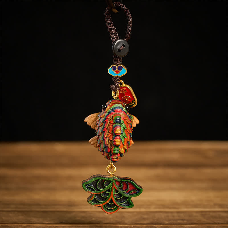 Buddha Stones Portachiavi portafortuna con ciondoli a forma di pesce koi arcobaleno intagliati a mano in eucalipto arcobaleno. - image 1