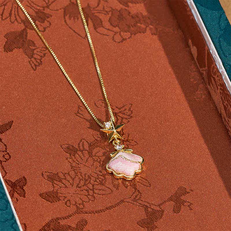 Buddha Stones Collana portafortuna Song Brocade con cuore in conchiglia di rame e foglia di ginkgo - image 1
