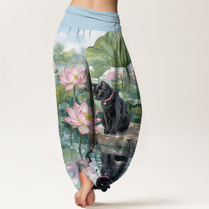 Buddha Stones Pantaloni harem da donna in puro cotone con motivo gatto nero e loto, con elastico in vita. - image 1