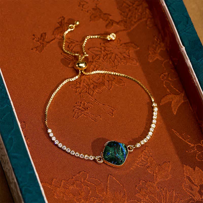 Buddha Stones Bracciale quadrato regolabile in broccato color rame con scritta "Lucky Song". - Verde multicolore (stessa tonalità di colore, motivo variabile) - image 0