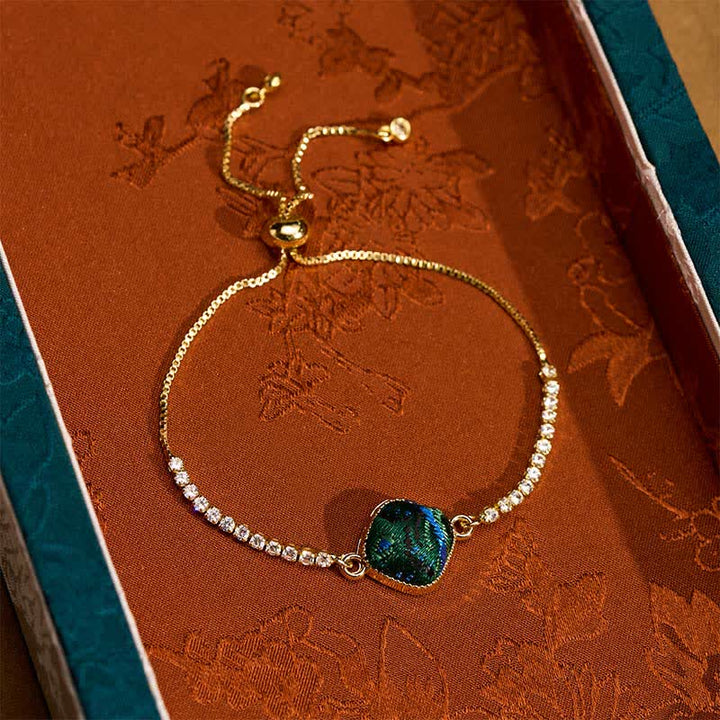 Buddha Stones Bracciale quadrato regolabile in broccato color rame con scritta "Lucky Song". - Verde multicolore (stessa tonalità di colore, motivo variabile) - image 0