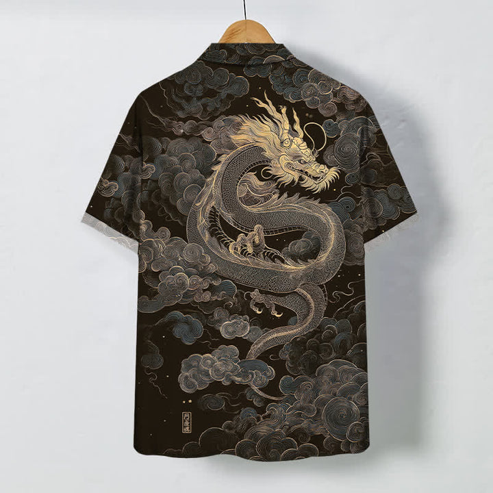 Buddha Stones Camicia da uomo a maniche corte con bottoni a fantasia drago dorato e nuvole, resistente alle pieghe. - image 1