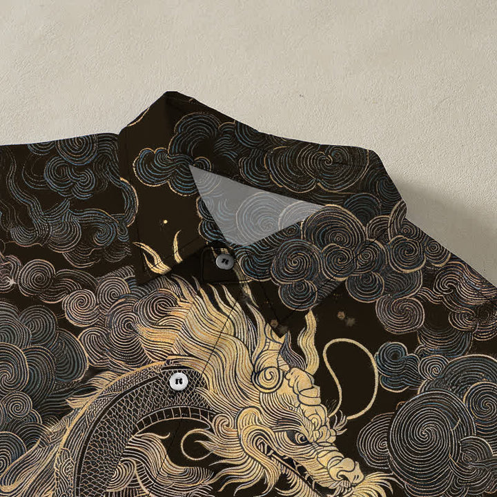 Buddha Stones Camicia da uomo a maniche corte con bottoni a fantasia drago dorato e nuvole, resistente alle pieghe. - image 2