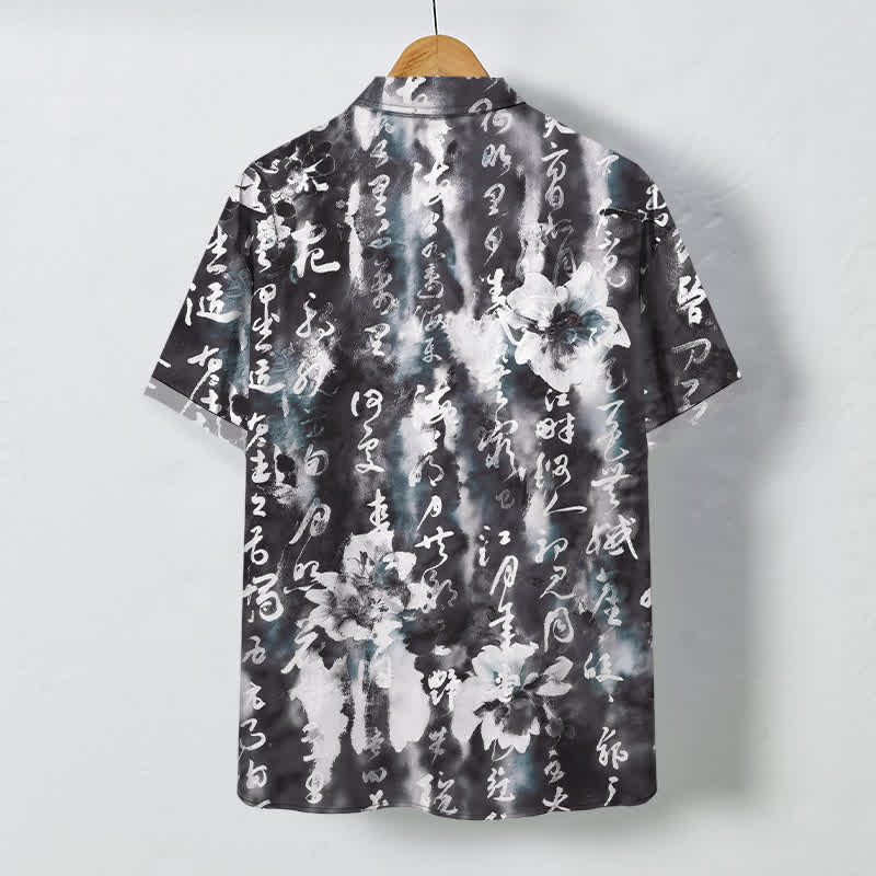 Buddha Stones Camicia da uomo a maniche corte traspirante con bottoni e motivo floreale calligrafico. - image 1