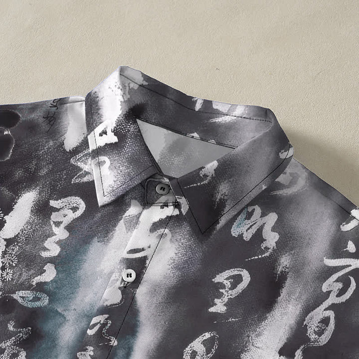 Buddha Stones Camicia da uomo a maniche corte traspirante con bottoni e motivo floreale calligrafico. - image 2