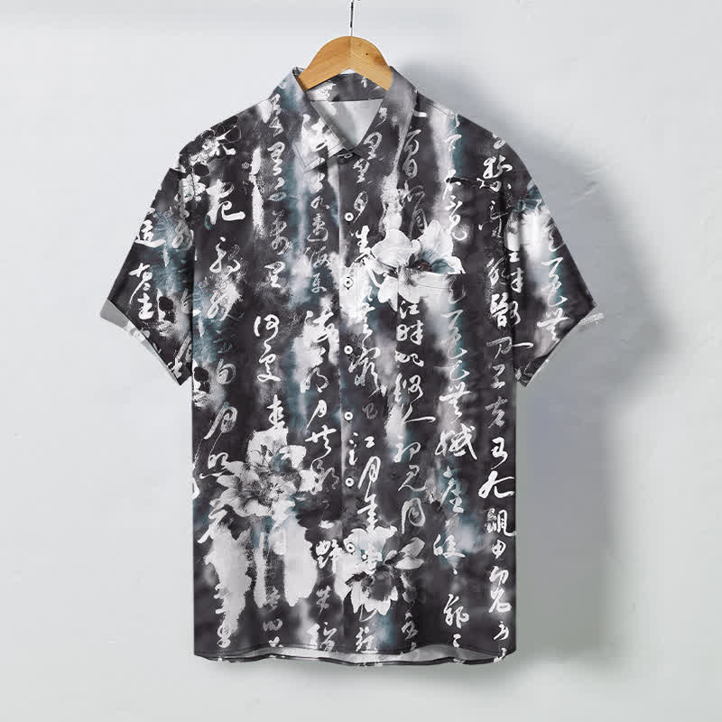 Buddha Stones Camicia da uomo a maniche corte traspirante con bottoni e motivo floreale calligrafico. - Nero - US/UK/AU48, EU58 (4XL) - image 0