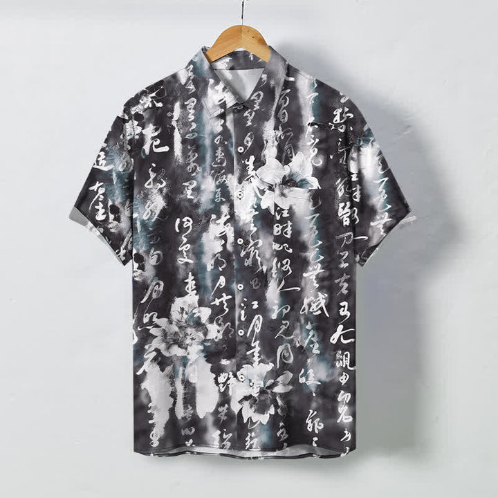 Buddha Stones Camicia da uomo a maniche corte traspirante con bottoni e motivo floreale calligrafico. - Nero - US/UK/AU48, EU58 (4XL) - image 0
