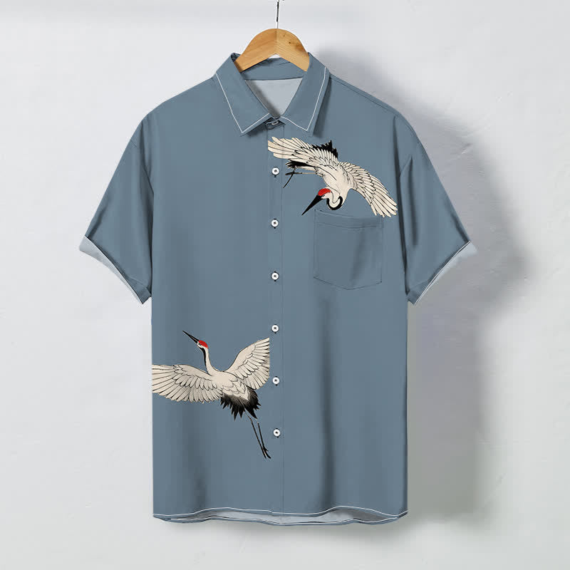 Buddha Stones Camicia da uomo a maniche corte traspirante con bottoni e motivo gru bianca in volo. - Blu acciaio chiaro - US/UK/AU48, EU58 (4XL) - image 0