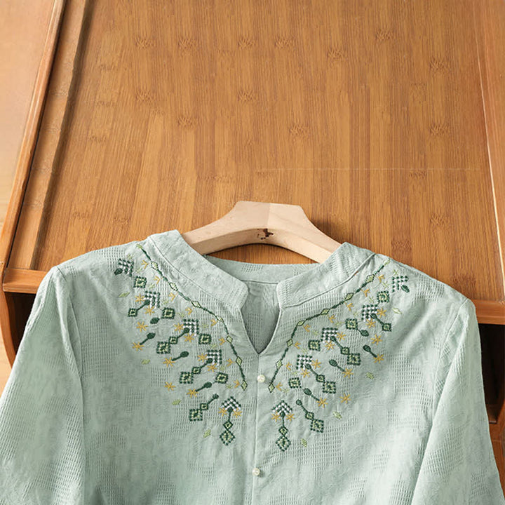 Buddha Stones Camicia da donna estiva casual in stile boho con scollo a V, ricami geometrici e floreali, maniche a tre quarti. - image 2