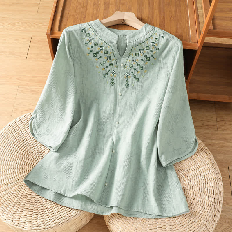 Buddha Stones Camicia da donna estiva casual in stile boho con scollo a V, ricami geometrici e floreali, maniche a tre quarti. - Verde pallido - US12, UK/AU16, EU44 (3XL) - image 0