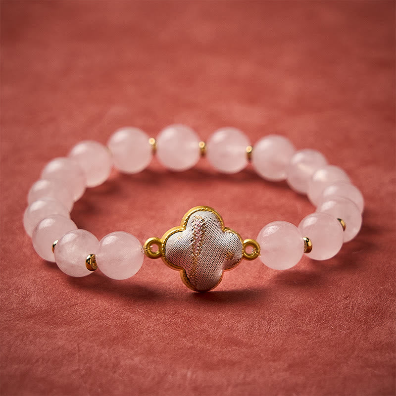 Buddha Stones Braccialetto con ciondolo a forma di quadrifoglio in broccato di quarzo rosa e benedizione, fatto a mano. - Quarzo rosa (stessa tonalità di colore, motivo variabile) - image 0