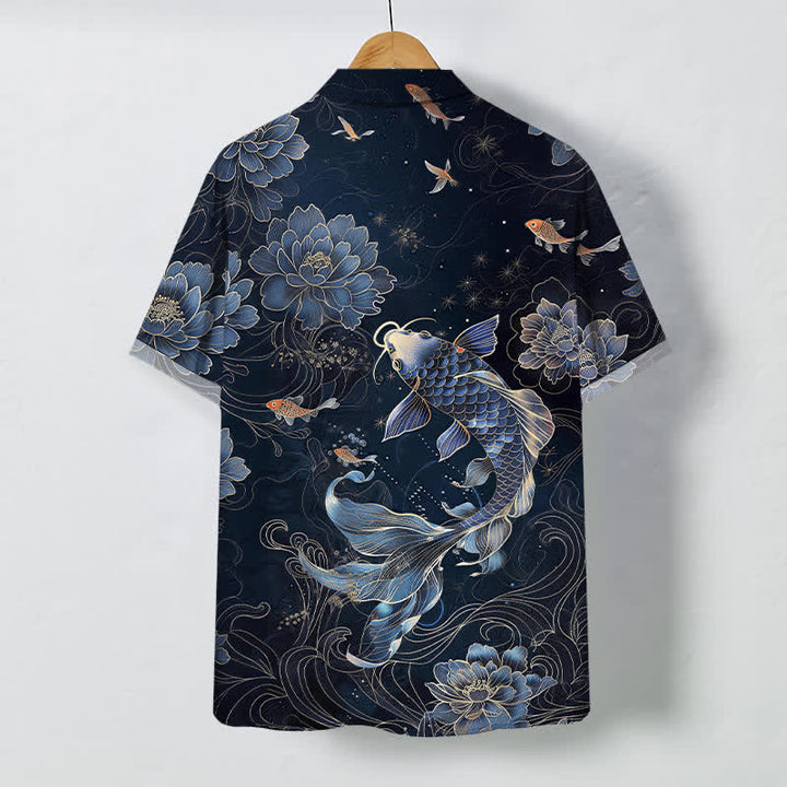Buddha Stones Camicia da uomo a maniche corte traspirante con bottoni e motivo a loto e carpe koi blu. - image 1