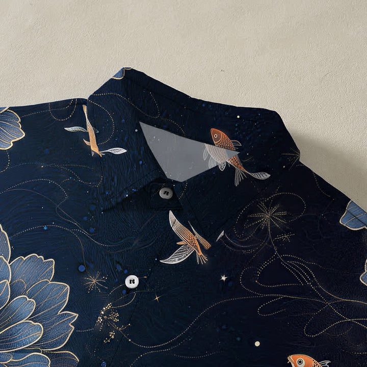 Buddha Stones Camicia da uomo a maniche corte traspirante con bottoni e motivo a loto e carpe koi blu. - image 2