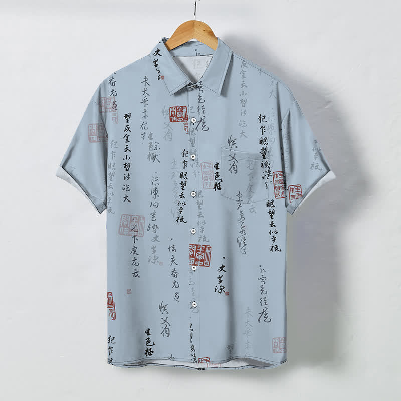 Buddha Stones Camicia da uomo a maniche corte traspirante con bottoni e motivo a sigillo rosso e calligrafia cinese. - Blu acciaio chiaro - US/UK/AU48, EU58 (4XL) - image 0