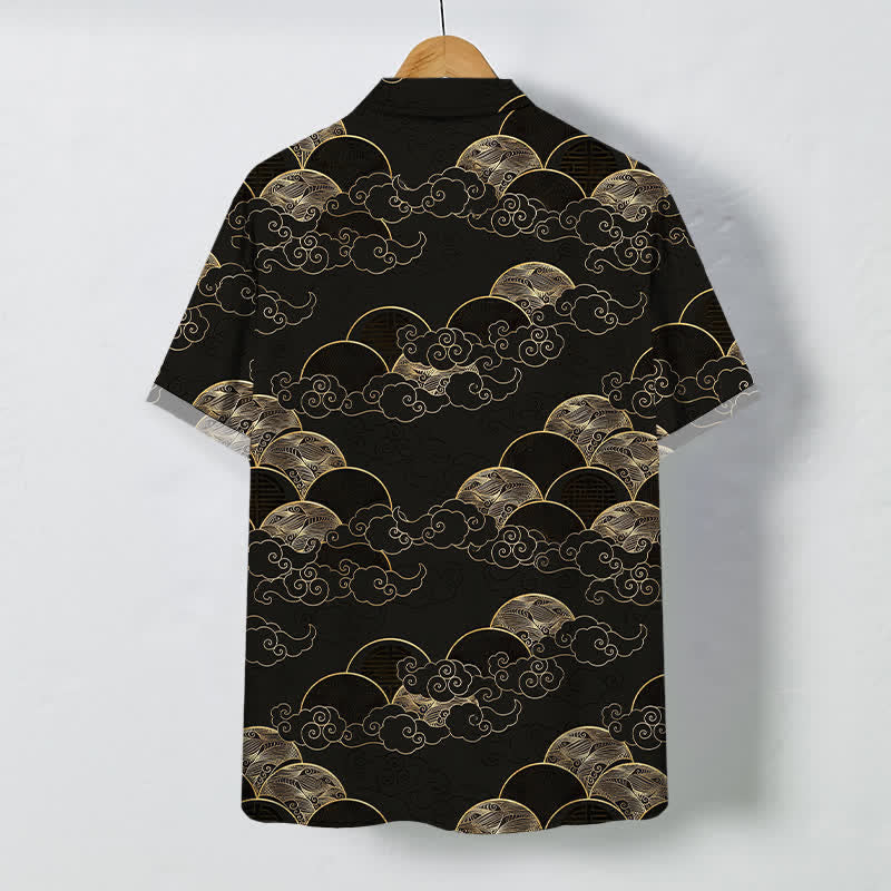 Buddha Stones Camicia da uomo a maniche corte traspirante con bottoni e motivo a onde di nuvole dorate e luna. - image 1