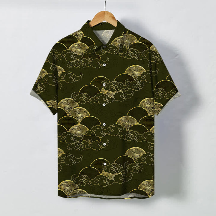 Buddha Stones Camicia da uomo a maniche corte traspirante con bottoni e motivo a onde di nuvole dorate e luna. - Verde oliva scuro - US/UK/AU48, EU58 (4XL) - image 7