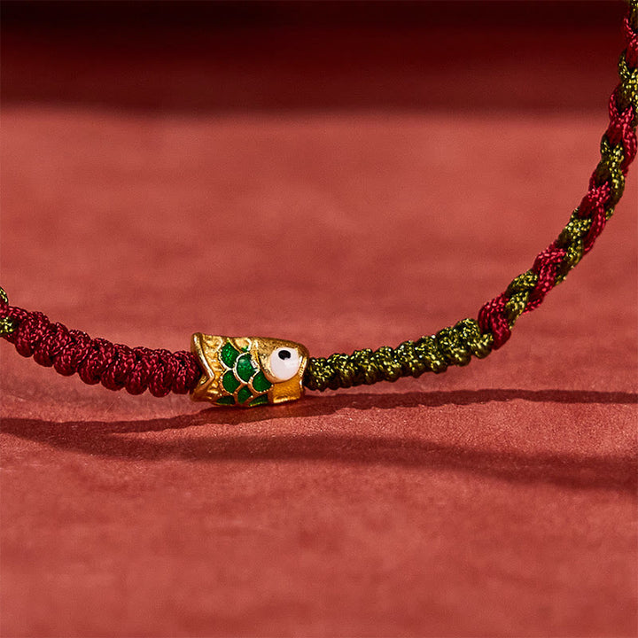 Buddha Stones Braccialetto/cavigliera portafortuna con fili intrecciati colorati rossi e verdi a forma di carpa koi. - image 10