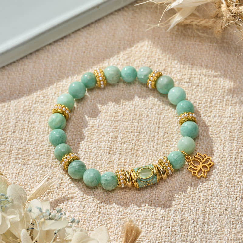 Buddha StonesCiondolo a forma di loto con perla a barilotto in amazzonite smaltata, bracciale con perle rotonde lucidate a mano. - Amazzonite (Circonferenza del polso: 15–16 cm) - image 0