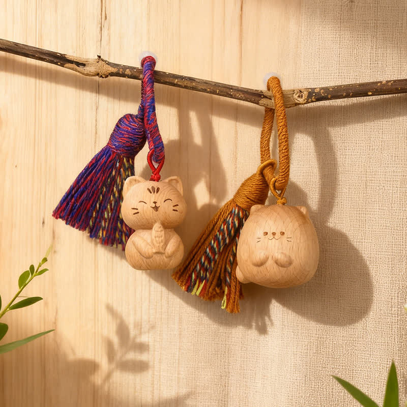 Buddha Stones Portachiavi con nappa a forma di gatto portafortuna in legno chiaro intagliato a mano. - image 0