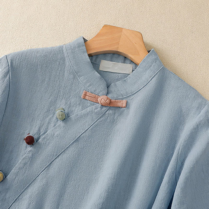 Abito da donna in cotone e lino con maniche a tre quarti, colletto obliquo e bottoni a rana colorati, stile casual Buddha Stones, camicia casual in cotone e lino con maniche a tre quarti. - image 17