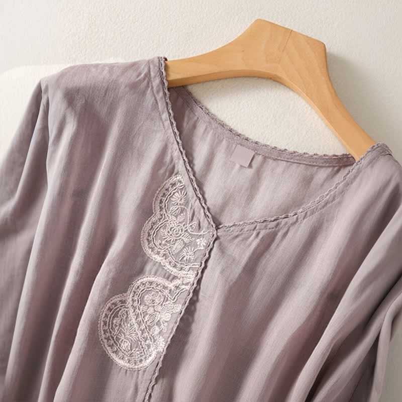 T-shirt da donna a maniche corte con scollo a V e ricamo a motivo Buddha Stones. - image 2