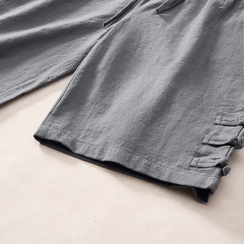 Buddha Stones Pantaloncini da uomo estivi casual minimalisti con coulisse, tinta unita, bottoni laterali decorativi a forma di rana e tasche. - image 5
