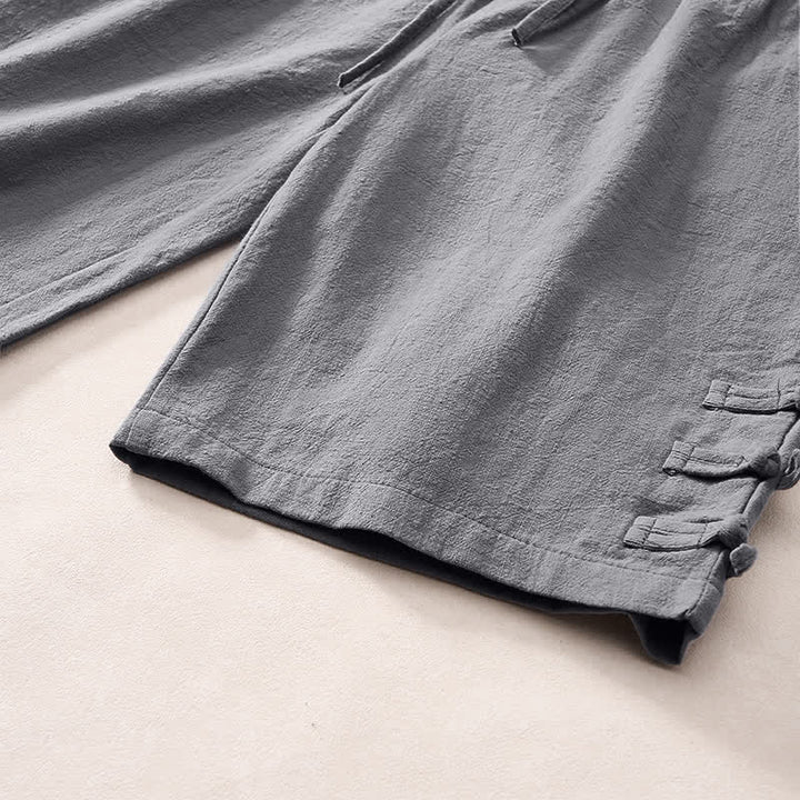 Buddha Stones Pantaloncini da uomo estivi casual minimalisti con coulisse, tinta unita, bottoni laterali decorativi a forma di rana e tasche. - image 5