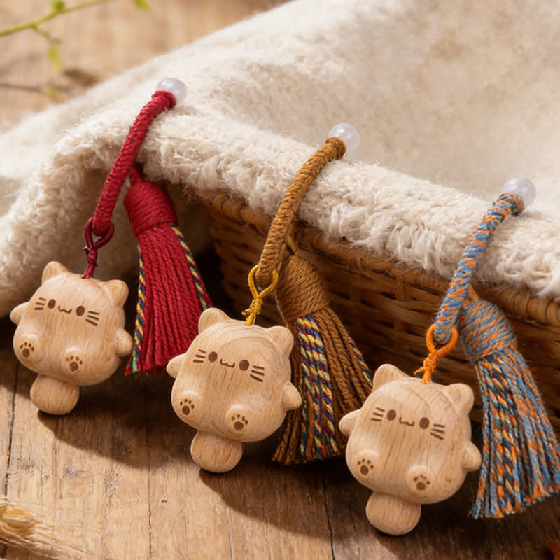 Buddha Stones Portachiavi con nappa a forma di gatto portafortuna in legno naturale intagliato a mano. - image 0