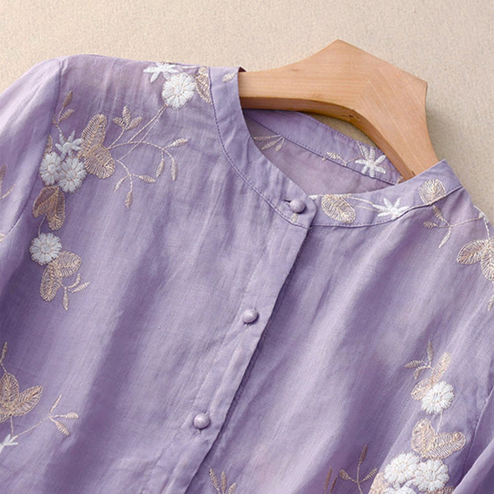 Camicia da donna a maniche corte con scollo rotondo e motivo floreale ricamato a petali, Buddha Stones. - image 1