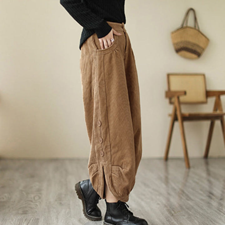 Pantaloni da donna in velluto a coste con tasche e bottoni decorativi, modello casual con Buddha Stones e apertura sulla gamba. - image 1